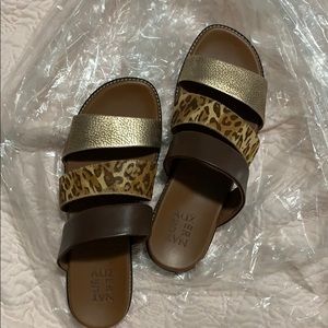 Brown leather sandals with cow hair!